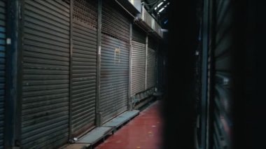 Bit pazarındaki metal kepenk kapağı Coronavirus salgını yüzünden karanlık ışıkta kapanıp kilitlendi. Ekonomik kriz..