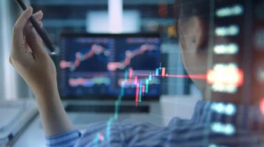 Finans grafikleri ve istatistikleri monitörde olan iş kadını dizüstü bilgisayarda oturuyor. Hisse almak ya da satmak için dizüstü bilgisayar kullanmak, çift pozlama, internet ticareti kavramı