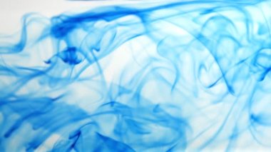 Beyaz arkaplanda mavi duman