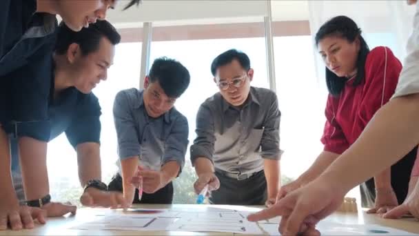 Negocios Colegas Asiáticos Reúnen Sala Juntas Lluvia Ideas Discutir Las — Vídeos de Stock