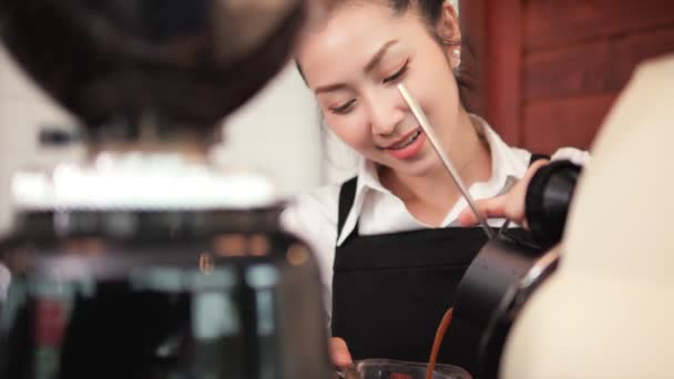 Szczęśliwa Azjatycka Barmanka Parzy Kawę Kafejce Barista Kobieta Pracuje Cafe — Wideo stockowe