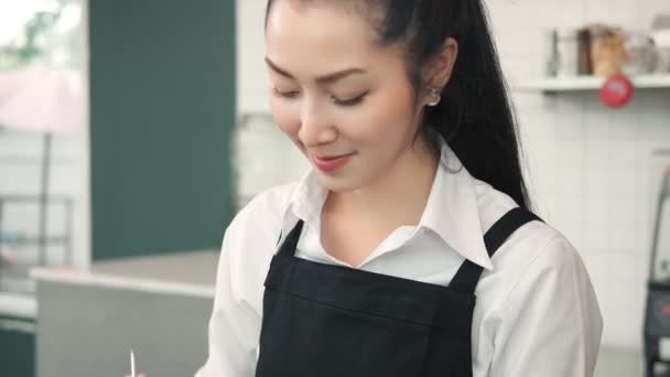 Barista Asiática Feliz Haciendo Café Mostrador Cafetería Barista Mujer Trabajando — Vídeo de stock