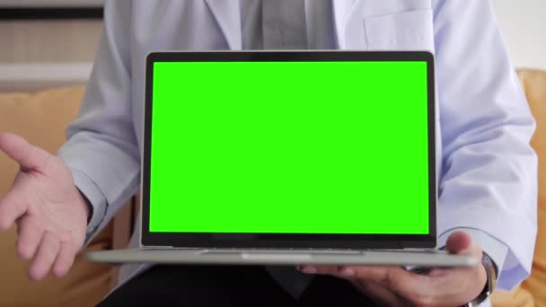 Лікар Пояснює Білій Сукні Ноутбук Зеленим Екраном Сидячи Клініці — стокове відео