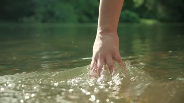 Die Langsame Bewegung Der Hand Berührt Den Fluss Oder See — Stockvideo