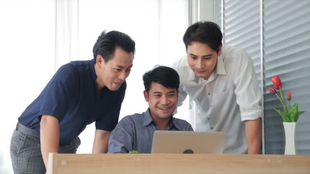 Gledelig Asiatisk Næringslivsteam Jobber Kontoret Smilende Kontorarbeidere Bruker Bærbar Datamaskin – stockvideo