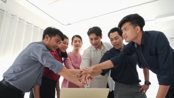 Team Successo Popolo Asiatico Pila Mani Sul Tavolo Insieme Promettendo — Video Stock