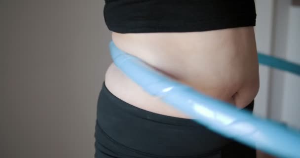 Close Van Buik Postpartum Oefening Met Hula Hoepel Overgewicht Vrouwelijke — Stockvideo