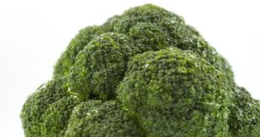 Beyaz arka planda taze yeşil brokoli, sağlık için sebzeler. Brokoli yaprağının üstünü kapat