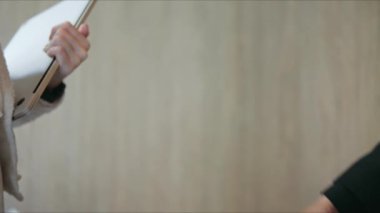 Toplantı başarıyla sonuçlandıktan sonra iki iş arkadaşı el sıkıştı.