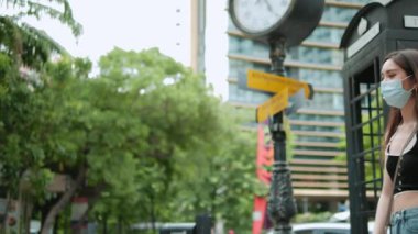 Korumacı tıbbi maske takan iki Asyalı kadın dirseklerini selamlıyor. Sosyal uzaklık. Dirsek çıkıntısı, Coronavirüs veya covid-19 'un yayılmasını önlemek için yeni bir selamlamadır..