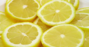 Sarı limon dilimlerinin dönüşü, 360 derecelik dönüş, limonu kesikli yakın plan..