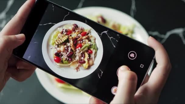 Hand Food Blogger Pomocą Smartfona Robienie Zdjęcia Pięknej Mieszanki Świeżej — Wideo stockowe