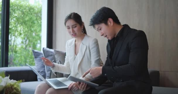 Dwóch Współpracowników Azjatycki Biznes Garniturze Pomocą Laptopa Wskazując Ekranie Notebooka — Wideo stockowe