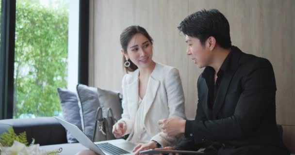 Dwóch Azjatyckich Biznesmenów Garniturze Korzystających Laptopa Którzy Spotykają Się Hotelowym — Wideo stockowe