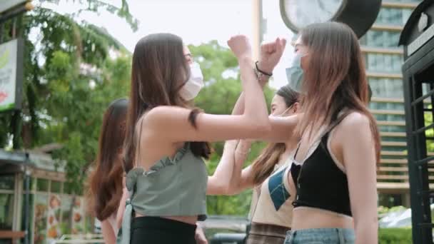 幸せなアジアの女性のグループ友好的な人々は外の都市で彼女の友人に会う挨拶 — ストック動画