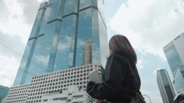 Вид Азиатский Работник Бизнес Женщина Костюме Стоя Взгляд Небоскребы Здания — стоковое видео