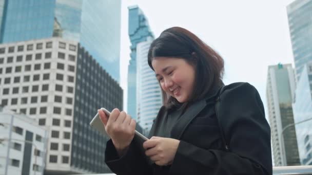 Pengusaha Wanita Investor Asia Yang Menggunakan Tablet Untuk Mengangkat Tangan — Stok Video