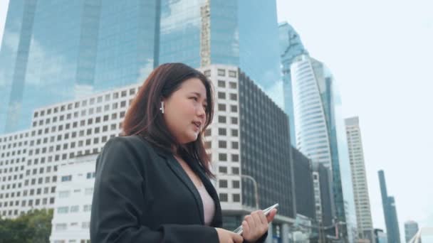 Asiatische Angestellte Geschäftsfrau Anzug Telefoniert Mit Drahtlosen Kopfhörern Fuß Zentralen — Stockvideo