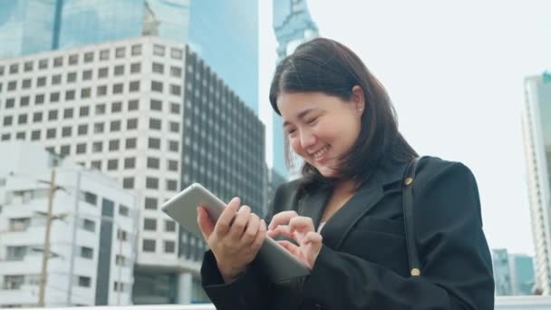 Asiatische Investorenunternehmerin Nutzt Tablet Mit Wolkenkratzer Gebäude Zentralen Geschäftsviertel — Stockvideo