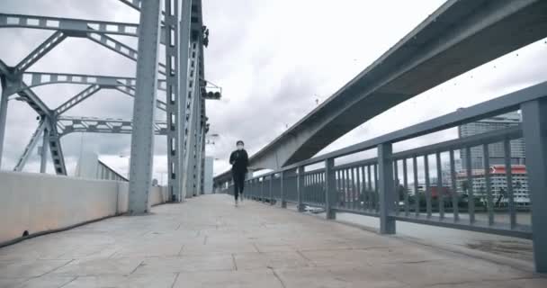 Azjatka Biegająca Ćwicząca Samotnie Moście Mieście Noszenie Ochronnej Maski Twarz — Wideo stockowe