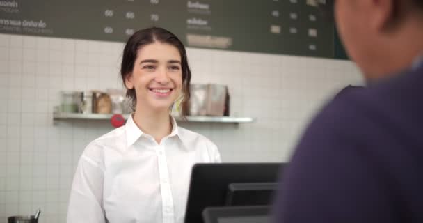Kvinde Kaffebar Medarbejder Barista Arbejder Cafe Smilende Kvindelige Servitrice Kasserer – Stock-video
