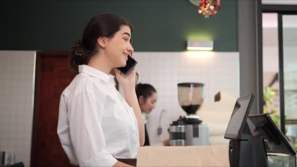 Mujer Empleada Cafetería Barista Trabajando Cafetería Cajero Camarera Sonriente Tomando — Vídeo de stock