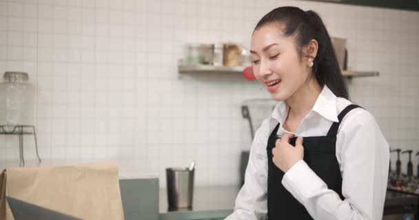 Azjatycka Kelnerka Bierze Wideo Połączenie Online Zamówić Kawę Piekarnię Klienta — Wideo stockowe