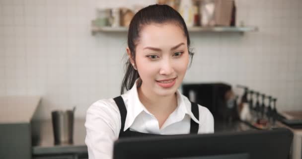 Mujer Asiática Empleada Cafetería Barista Trabajando Cafetería Cajero Camarera Sonriente — Vídeos de Stock
