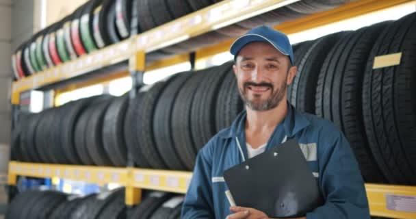 Porträt Eines Lächelnden Mechaniker Mitarbeiters Arbeitsuniform Der Kamera Auf Den — Stockvideo