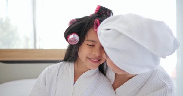 Ευτυχισμένο Ασιατικό Κοριτσάκι Μητέρα Κοιτάζοντας Κάμερα Χρησιμοποιώντας Μπούκλες Μαλλιών Κάθεται — Αρχείο Βίντεο
