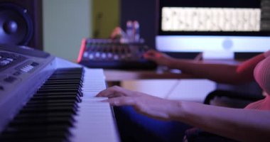 Ses kayıt stüdyosunda çalışan bilgisayarlı ve mikserli bir kadının ses kaydı stüdyosunda müzik yaratması. Müzik üretimi.