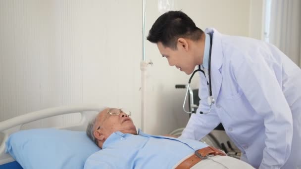 Азиатский Врач Стетоскопом Заботящийся Пожилом Пациенте Кровати Больнице — стоковое видео