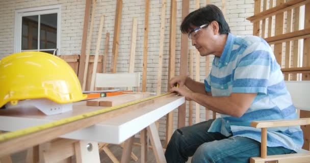 Carpintero Asiático Mediana Edad Haciendo Marcas Tablón Madera Casa Carpintería — Vídeo de stock