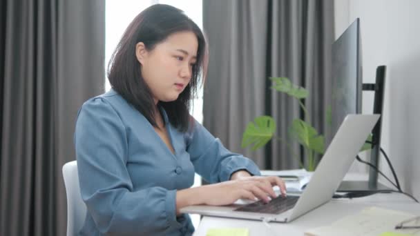 Asijské Mladé Podnikatelka Pracuje Doma Pomocí Notebooku Klávesnice Psaní Počítače — Stock video