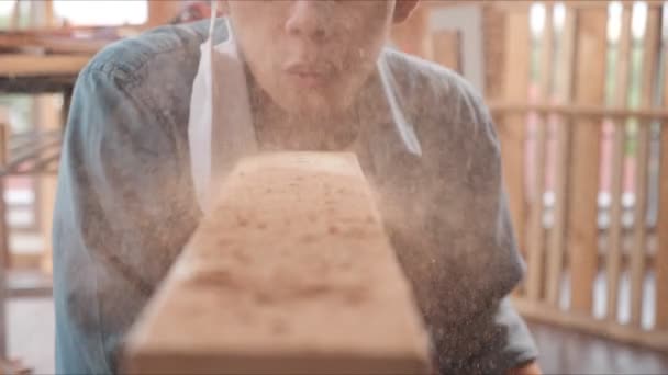 Carpintero Trabajando Artesanía Madera Trabajo Para Producir Material Construcción Muebles — Vídeo de stock