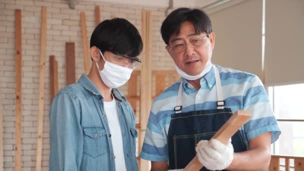 Hombre Asiático Carpintero Padre Gafas Protectoras Están Examinando Madera Mientras — Vídeo de stock
