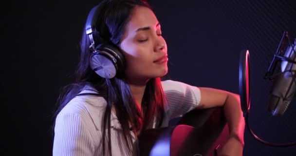 Azji Kobieta Wykonując Gitara Akustyczne Solo Intro Nagraniu Utworów Studio — Wideo stockowe