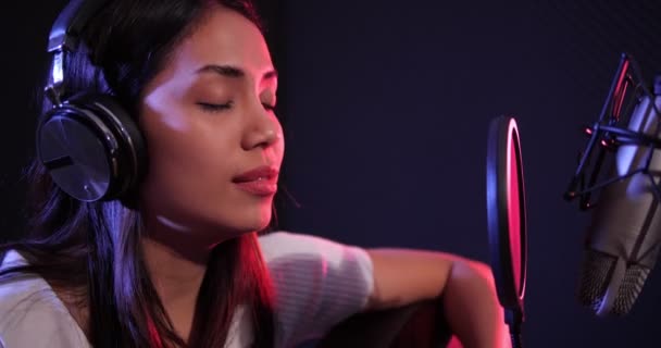 Mulher Asiática Executando Guitarra Acústica Solo Intro Nas Músicas Gravação — Vídeo de Stock