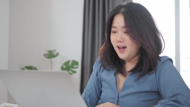 快乐兴奋的亚洲女人举手表决 享受时光 漂亮的年轻姑娘在笔记本电脑上工作 庆祝成功的事业 — 图库视频影像