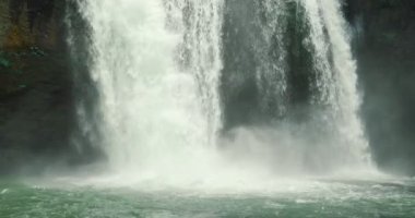 Şelalenin altından tatlı su sıçrıyor. Nehre yavaş yavaş dökülüyor.