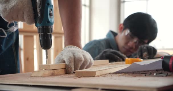 Carpinteiro Asiático Usa Uma Broca Mão Para Montar Madeira Loja — Vídeo de Stock
