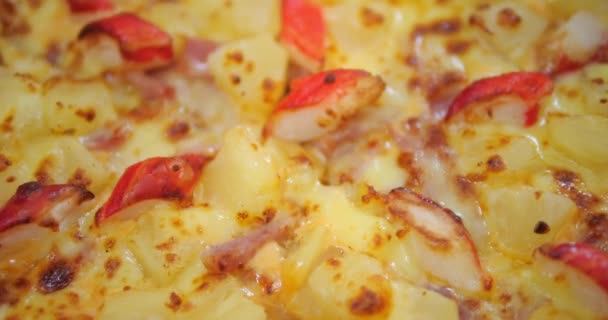 Close Shot Van Heerlijke Ham Krab Sticks Pizza Kaas — Stockvideo