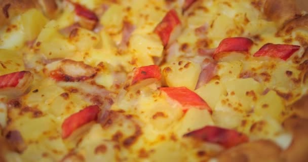 Närbild Rotera Skott Läcker Skinka Krabba Pinnar Pizza Och Ost — Stockvideo