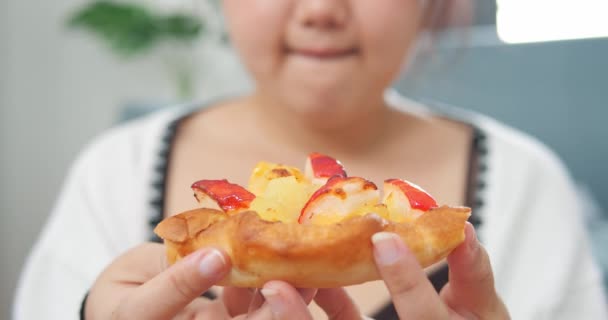 Närbild Mun Fyllig Asiatisk Kvinna Ser Pizza Med Lust Ohälsosam — Stockvideo