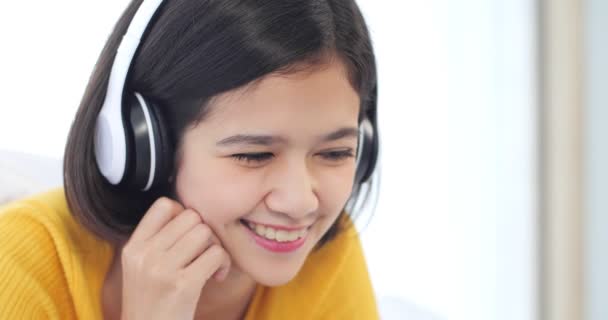 Retrato Mulheres Asiáticas Jovens Sorridentes Está Descansando Ouvir Música Cama — Vídeo de Stock