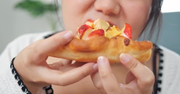 Κλείστε Στόμα Του Υπέρβαρου Ασιατική Γυναίκα Τρώει Φέτες Πρόχειρο Φαγητό — Αρχείο Βίντεο