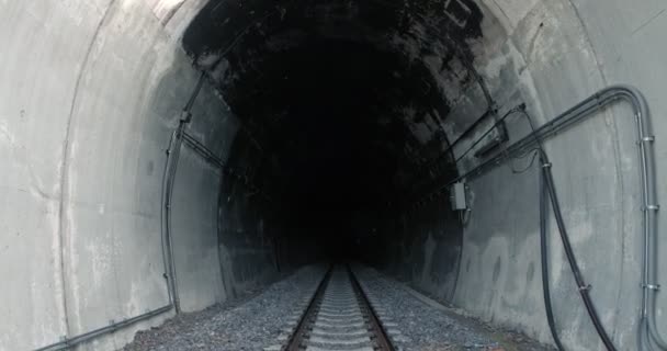 Järnvägslinjen Inne Mörk Tunnel Slutet Inget Ljus Slutet Tunneln Symbolen — Stockvideo