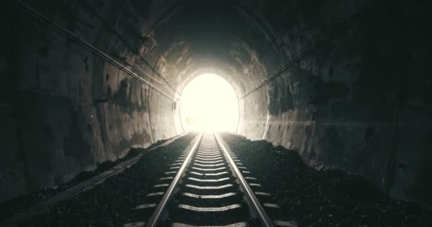 Järnvägstunnel Mörkret Med Ett Ljus Slutet Kan Representera Att Uppnå — Stockvideo