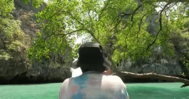 Ao Phang Nga Milli Parkı 'nda kanoyla gezen turistin arka görüntüsü. Tayland 'da Phuket yakınlarında. Ünlü bir yer ve ünlü bir seyahat yeri..