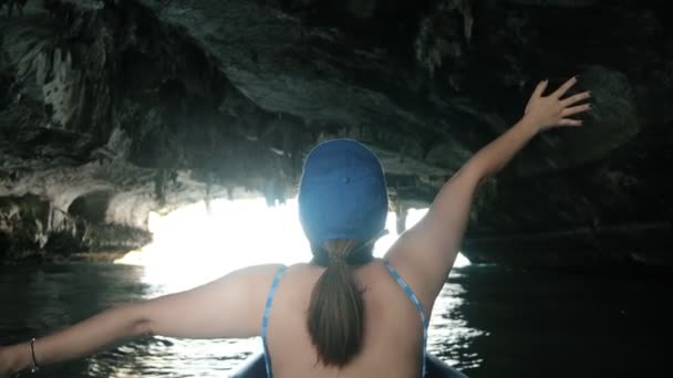 Vista Posteriore Della Turista Donna Kayak Nel Parco Nazionale Phang — Video Stock